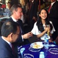 Maudy Ayunda Temani PM Inggris David Cameron Blusukan ke Pasar