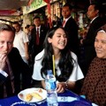 PM Inggris David Cameron Mencoba Pisang Goreng