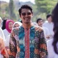 Mario Irwinsyah Saat Berjalan ke Rumah Ratu Anandita