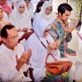 Mario Irwinsyah dan Ratu Anandita Sekeluarga Berdoa Bersama