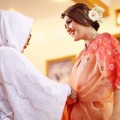 Ida Leman Saat Prosesi Ikat Perut Ratu Anandita dengan Kain