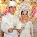 Nycta Gina dan Rizky Kinos Saat Pamerkan Buku Nikah