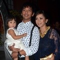 Rian D'Masiv Bersama Istri dan Anaknya di Pernikahan Nycta Gina dan Rizky Kinos
