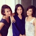 Davina Veronica dan Stefanie Theresia Mengapit Ibunda