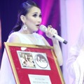 Ayu Ting Ting Saat Pamerkan Penghargaan untuk Album 'Best of Ayu Ting Ting'
