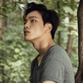 Pose Yeo Jin Goo di Pepohonan