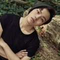 Pose Yeo Jin Goo Bersandar di Potongan Kayu
