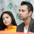 Nagita Slavina dan Raffi Ahmad Memberikan Keterangan Kepada Pers