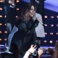 Agnes Monica Saat Mendekati Penonton