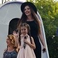 Isabella Damla Guvenilir Tampak Malu-Malu di Atas Panggung