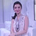 Raline Shah Kenakan Busana Rancangan Sapto Djojokartiko