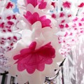 Festival Bunga Ini Gunakan Bunga yang Terbuat dar Kertas Warna-Warni