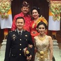Kadek Devi dan Dewa Yoga Berfoto Besama Keluarga