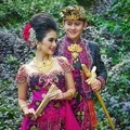 Pernikahan Kadek Devi dan Dewa Yoga Kenakan Busana Adat Bali