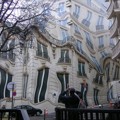 Gedung Hausmannian yang Tampak Berkelok di Georges V Ave, Paris