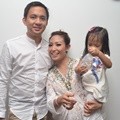 Ayu Dewi Bersama Suami dan Anak