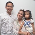 Ayu Dewi Bersama Suami dan Anak