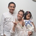 Ayu Dewi Bersama Suami dan Anak
