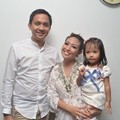 Ayu Dewi Bersama Suami dan Anak