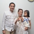 Ayu Dewi Bersama Suami dan Anak