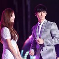 Duet G.NA dan Aaron Yan di Seoul International Drama Awards 2015
