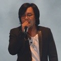 Penampilan Ari Lasso di Konser 'Dua Ruang'
