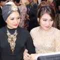 Ayu Ting Ting dan Viona Rosalina di Resepsi Pernikahan Glenn Alinskie dan Chelsea Olivia