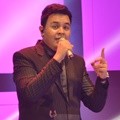 Penampilan Tulus di Konser 'Dua Ruang'