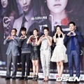 Para Pemeran Utama Serial 'Village - Achiara's Secret' dan Sutradara Berfoto Bersama