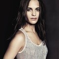 Alicia Vikander Berpose untuk Louis Vuitton 2015