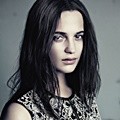 Alicia Vikander Berpose untuk Louis Vuitton 2015