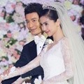 Huang Xiaoming dan Angelababy Memotong Kue Pernikahan