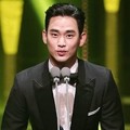 Kim Soo Hyun Raih Piala Hallyu Star Award