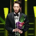 Seo Kang Joon Raih Piala Hot Star Award