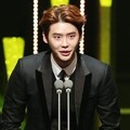 Lee Jong Suk Raih Piala Best Actor