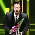 Park Hae Jin Raih Piala KDA Award
