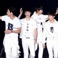 EXO Menyapa Para Penggemar