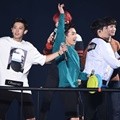 EXO Bagikan Hadiah untuk Fans