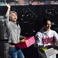 Sehun dan Chen EXO Bagikan Hadiah untuk Fans