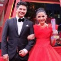Glenn Alinskie dan Chelsea Olivia Raih Piala Hottest Couple