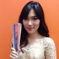 Isyana Sarasvati Raih Piala Hottest Newcomer