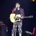 Penampilan Glenn Fredly Pakai Gitar