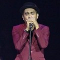 Glenn Fredly Menghayati Lagu di Konser 'Menanti Arah'