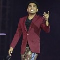 Glenn Fredly Menyapa Fans yang Hadir di Konser 'Menanti Arah'