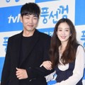 Jung Ryeo Won Gandeng Tangan Lee Jong Hyuk di Jumpa Pers Drama 'Bubblegum'