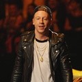 Penampilan Macklemore di MTV EMAs 2015