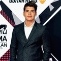 Gregg Sulkin Hadir di MTV EMAs 2015