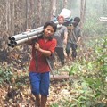 Relawan Gotong Royong Padamkan Asap