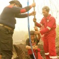 Relawan Saat Menggali Sumber Air