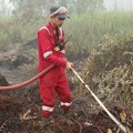 Relawan Berusaha Padamkan Api